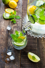 Woda mineralna z cytryną i miętą. © monia_photos