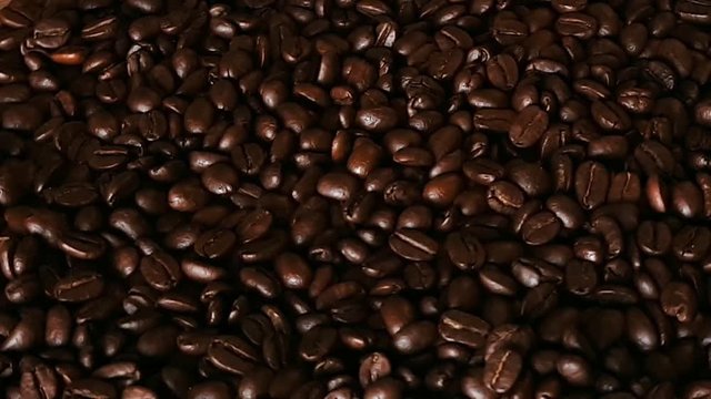Dunkle Kaffeebohen in Vollformat sich drehend