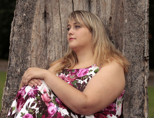 junges plus-size model schaut freundlich