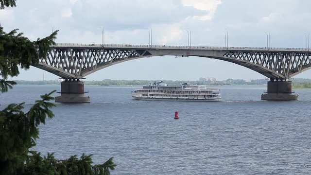 Пассажирский теплоход проходит под мостом Саратов-Энгельс, река Волга, Россия