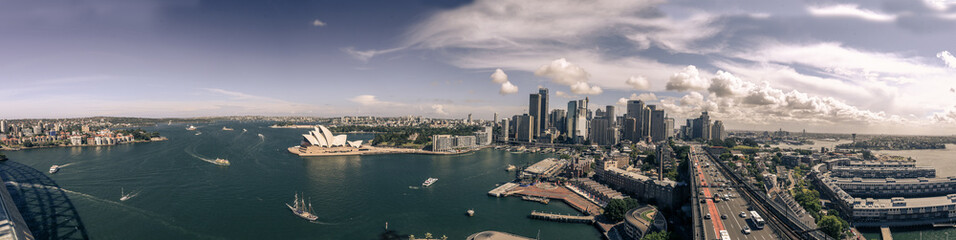 Blick von der Harbour Bridge in Sydney