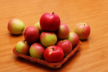 apples on the table