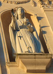 Obraz premium Statue of the Virgin Mary holding a Rosary at the Sanctuary of F