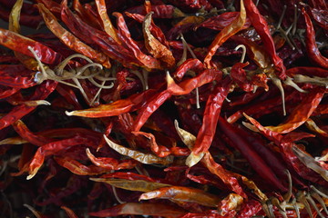 Fototapeta premium Rote Pepperoni getrocknet auf dem Markt.