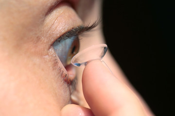 colocaci&oacute;n de lente de contacto