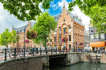 Photo sur Plexiglas Amsterdam Paysage urbain typique d& 39 Amsterdam côté canal, en face du siège du XVIIe siècle de la Compagnie néerlandaise des Indes orientales, maintenant utilisé par l& 39 Université d& 39 Amsterdam