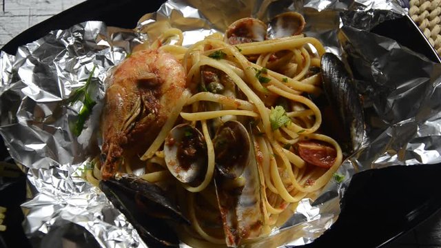 Al Cartoccio En papillote Linguine Pasta In parchment Papillot Pepes Pais Cucina italiana Italian cuisine