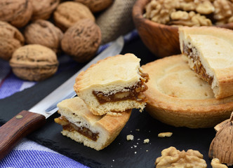 Bündner Nusstorte - Nusstörtli / Foodstyling / Schweizer Spezalität / Baumnüsse / Nahaufnahme