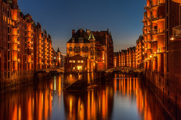 Fototapeta premium Wasserschloss zur blauen Stunde