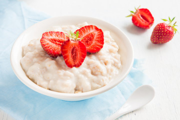 Oatmeal porridge with strawberries