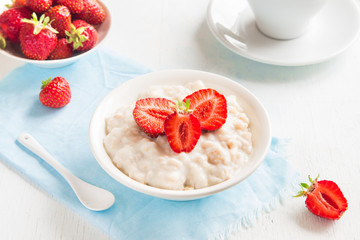 Oatmeal porridge with strawberries