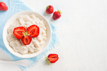 Oatmeal porridge with strawberries