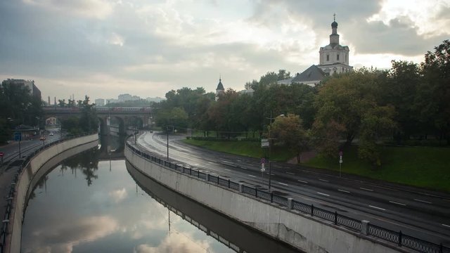 Moscow, the River Yauza, Kostomarovskaya and Andronevskaya Embankments. Early morning view of the Sobor Spasa Nerukotvornogo. Timelapse.