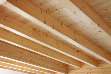 Holzdecke mit offener Balkenlage im Haus