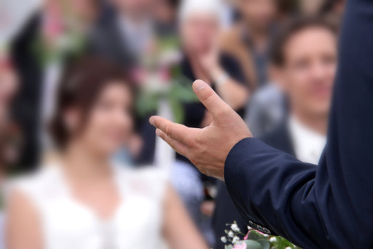 Die Hand des Predigers oder Hochzeitredners