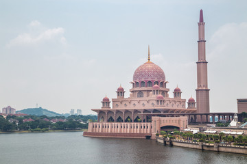 Fototapeta na wymiar Putra Mosque (Masjid Putra) is the principal mosque of Putrajaya, Malaysia. Construction began in 1997 and was completed two years later.