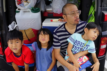 キャンプ　家族　食事　父と子　お父さん　子供たち