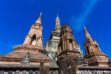 Fototapeta premium Ruins temple in ancient of beautiful Sukhothai historical park
