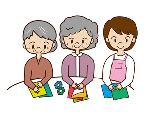 介護士と一緒に折り紙を折る