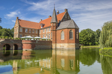 Fototapeta na wymiar Burg Hulshoff with reflection in the water near Havixbeck
