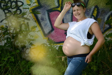 Junge hochschwangere Frau