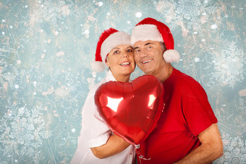Weihnachten Feiern - älteres Paar mit Weihnachtsmützen