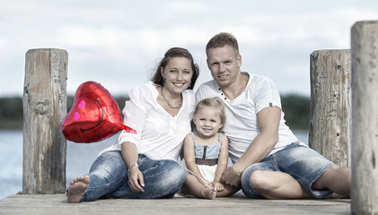 Familienurlaub am See, junge Familie