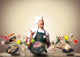 Papier Peint photo Cuisinier Chef jonglant avec des légumes et d& 39 autres aliments dans la cuisine
