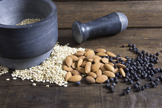 orzo, mandole e bacche di ginepro