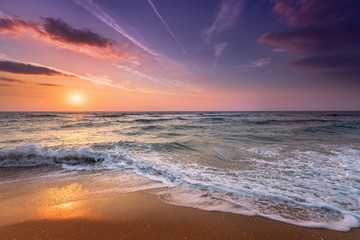 Fototapeta na wymiar Brilliant ocean beach sunrise.