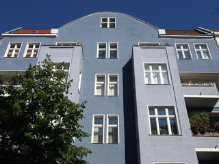Berlin: blaue Altbau-Fassade