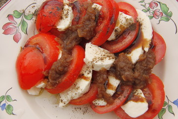 Salade de tomates mozzarella et son confit d'oignons doux
