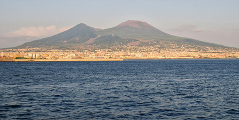 Fototapeta na wymiar Golfo di Napoli con vista del Vesuvio al tramonto