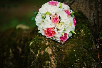 Obraz na płótnie Canvas Wedding bouquet on the moss at tree