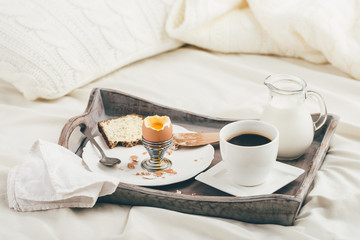 Breakfast in bed. Window light - 119002583