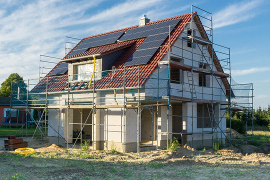 Haus im Rohbau ohne Fenster