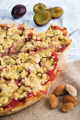 Pflaumenkuchen frisch angeschnitten