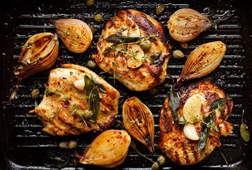 Printed kitchen splashbacks Grill / Barbecue Grilled turkey fillet steak with addition herbs and shallot onions on the grill pan, top view