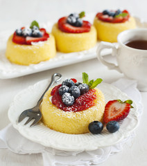 Sponge tart with berries