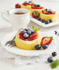 Sponge tart with berries