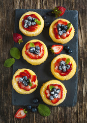 Sponge tart with berries