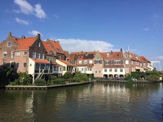 Fototapeta na wymiar Belle case sul canale, Enkhuizen, Olanda