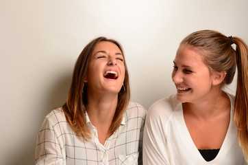 Zwei hübsche herzhaft lachende Mädchen