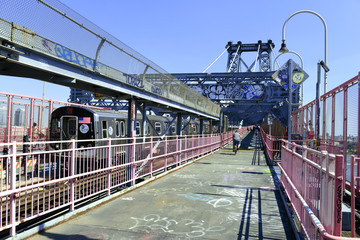Obraz premium Most Wiliamsburg łączący Manhattan i Brooklyn nad East River w Nowym Jorku