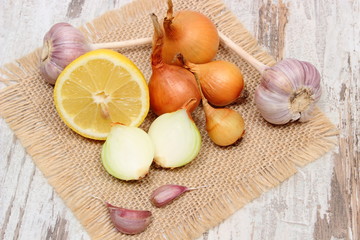 Obraz na płótnie Canvas Fresh onion, garlic and lemon, healthy nutrition and strengthening immunity