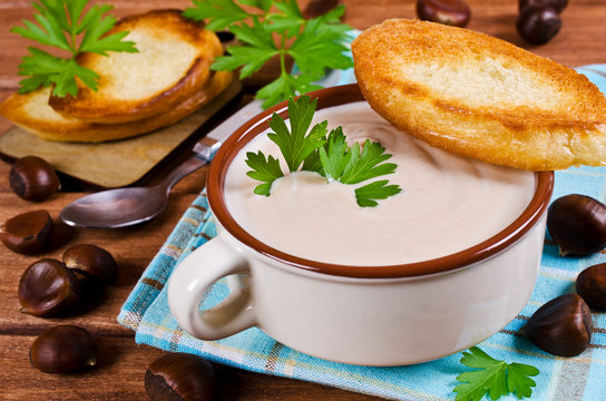 Cream soup of pureed chestnuts