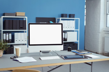 leerer schreibtisch mit pc