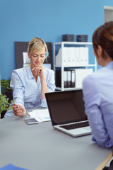 Obraz premium zwei angestellte sitzen am schreibtisch gegenüber