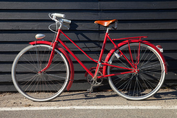 Fototapeta na wymiar Vélo rouge vintage
