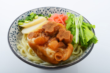 沖縄伝統の豚足テビチそば